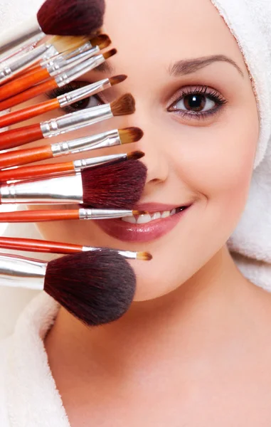 Vrouw met borstels voor make-up — Stockfoto