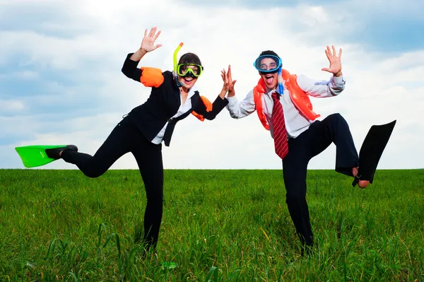 Allegri uomini d'affari che ballano sul campo — Foto Stock