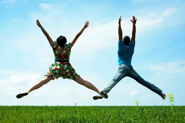 Glada par hoppar — Stockfoto