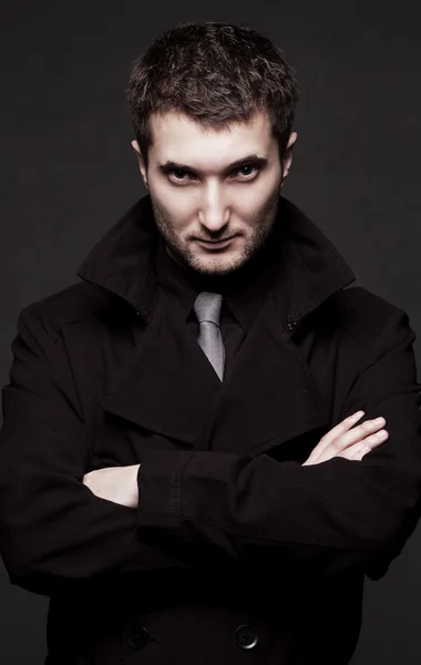Portrét přísný muž v černém kabátě — Stock fotografie