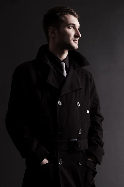 Ernster Mann in schwarzem Mantel — Stockfoto