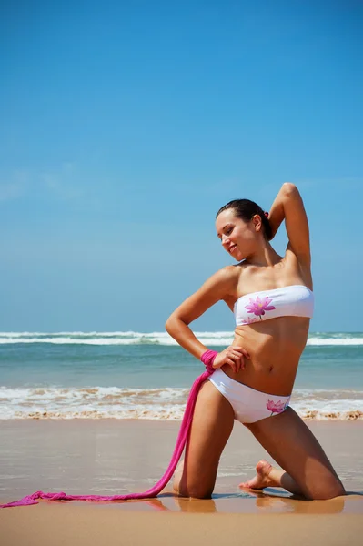 Очаровательная женщина на пляже — стоковое фото