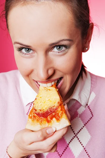 Attraktiva smiley kvinna äta pizza — Stockfoto