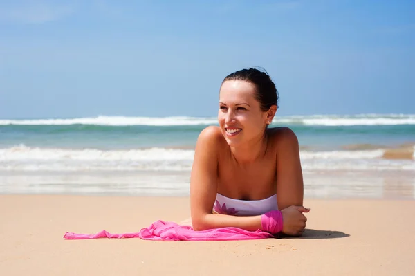 魅力的な女性は、ビーチで横になっています。 — ストック写真