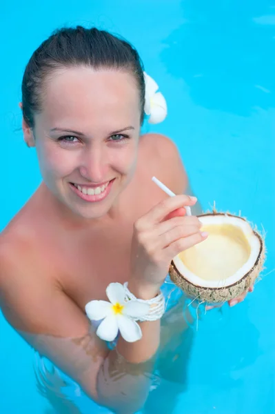 Femme attrayante avec noix de coco — Photo