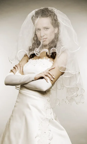 Mooie bruid haar gezicht verbergen — Stockfoto