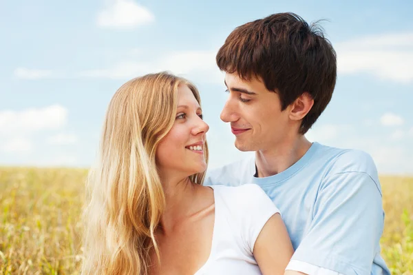 Smiley couple over blue sky — Stock Photo, Image