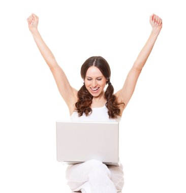 dizüstü bilgisayar ile mutlu bir genç kadın