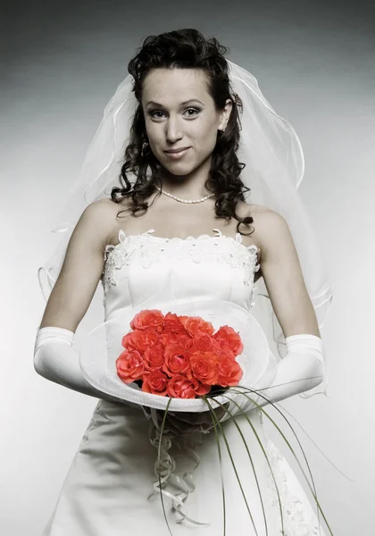 Belle mariée souriante avec un bouquet de fleurs — Photo
