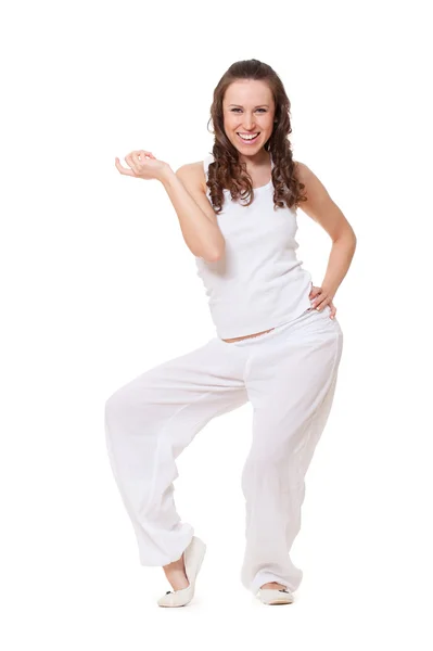 Mulher sorridente bonita em roupas brancas — Fotografia de Stock