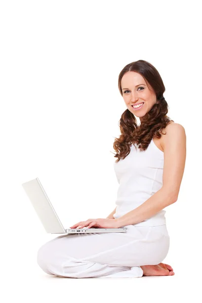 Mulher sorridente bonita com laptop — Fotografia de Stock