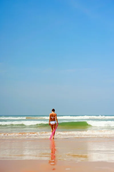 바다에가 아름 다운 여자 — 스톡 사진