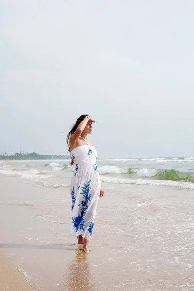 Beautiful woman in dress walking — Stock Photo, Image