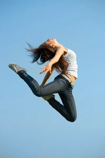 Hermosa mujer en salto gimnástico — Foto de Stock