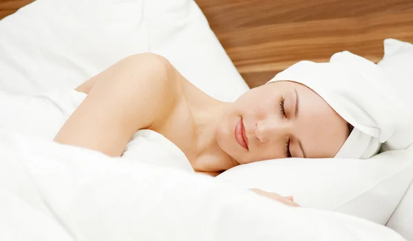 Hermosa mujer durmiendo en la cama — Foto de Stock