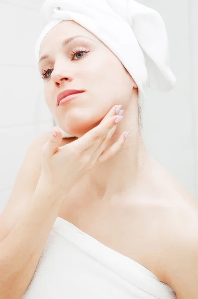 Hermosa mujer cuidando su piel — Foto de Stock