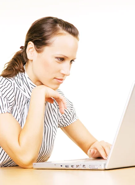 Gyönyörű nő használja laptop — Stock Fotó