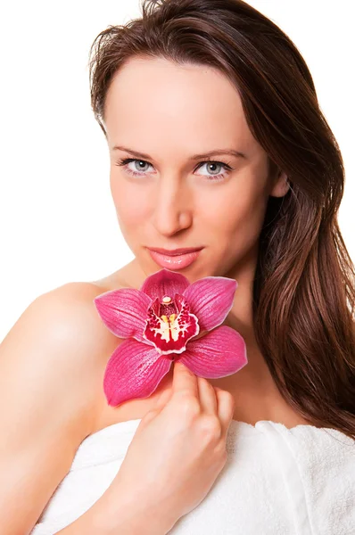 Красивая женщина с орхидеей — стоковое фото