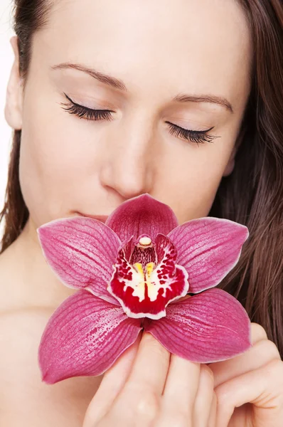 ハワイピンクの蘭と美しい女性 — ストック写真