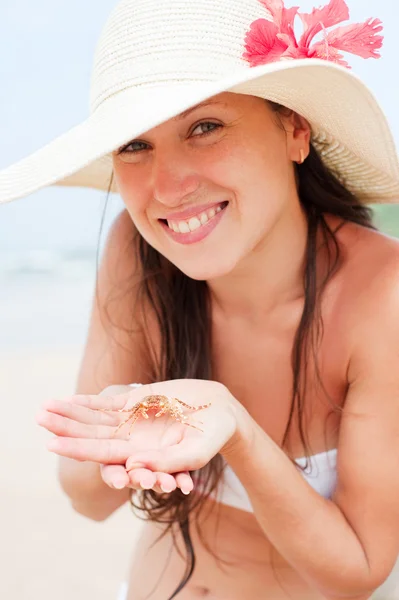 Vacker kvinna med liten krabba i hennes handflator — Stockfoto