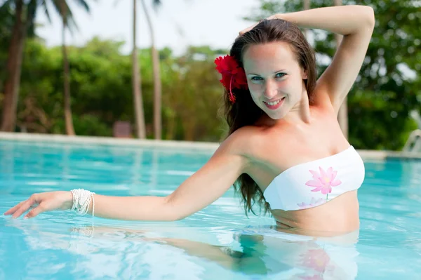 Schöne junge Frau im Pool — Stockfoto
