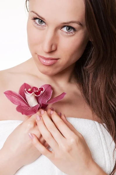 Krásná mladá žena s květinou — Stock fotografie
