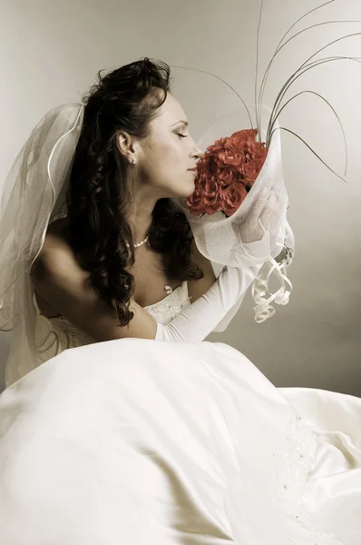 Noiva a cheirar a fragrância de rosas — Fotografia de Stock