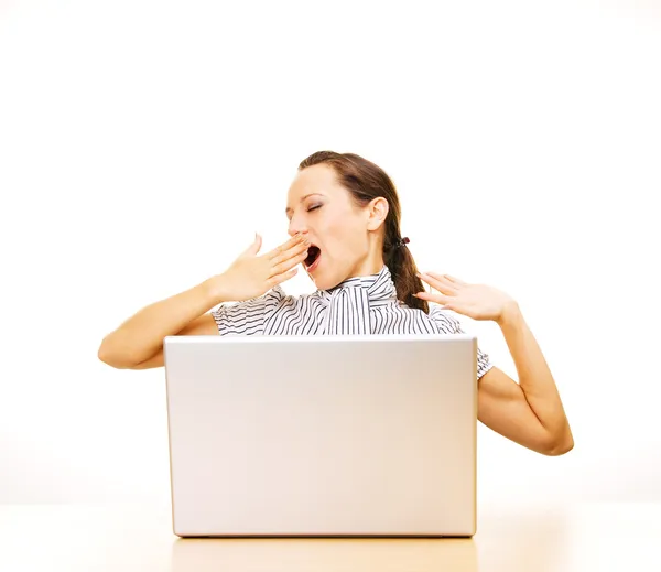 Empresaria bostezando en su lugar de trabajo — Foto de Stock