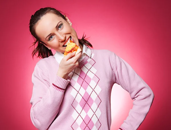 Casual vrouw eten van pizza — Stockfoto