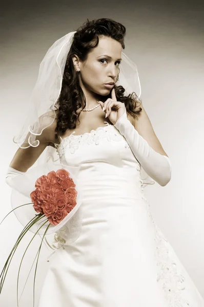 Charmante Braut mit Rosen — Stockfoto