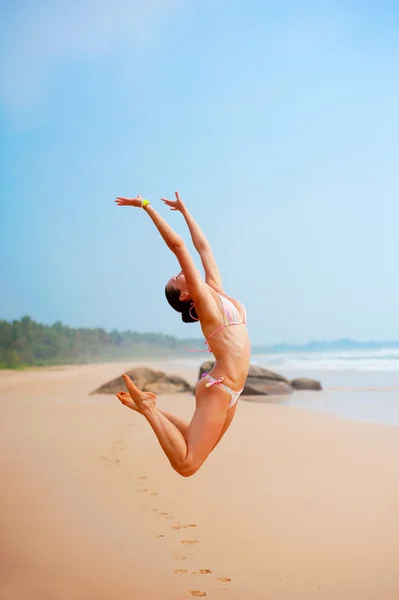 Mujer alegre en salto —  Fotos de Stock