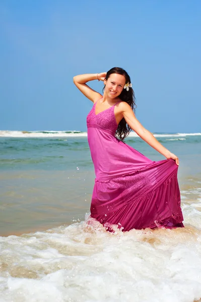 Mulher alegre no oceano — Fotografia de Stock