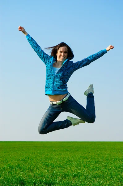 Femme gaie sautant — Photo