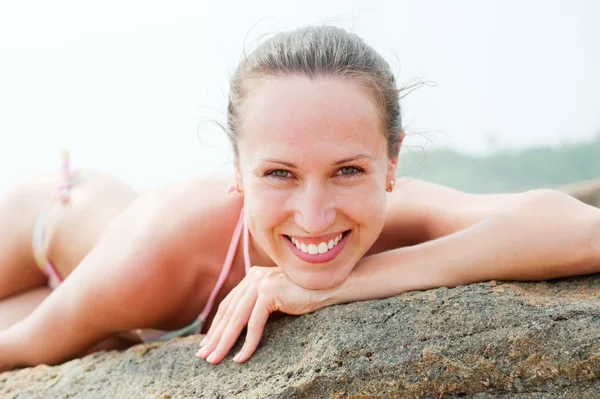 Mujer alegre en la playa — Foto de Stock