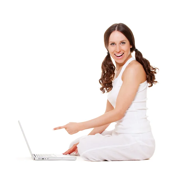 Mulher alegre apontando para laptop — Fotografia de Stock