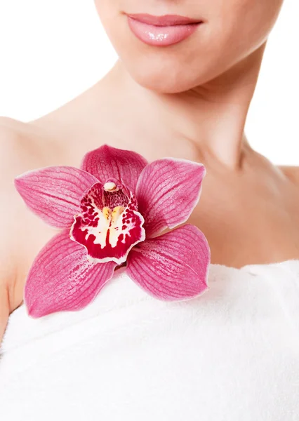 Retrato de close-up de mulher com orquídea — Fotografia de Stock