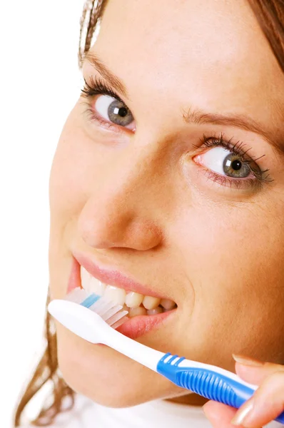 Крупный план женщины с зубной щеткой — стоковое фото