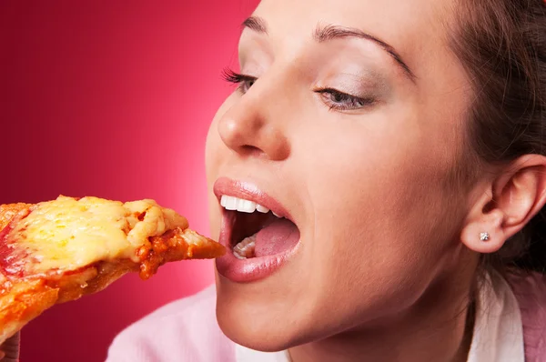 Retrato de close-up de mulher bonita e pizza — Fotografia de Stock