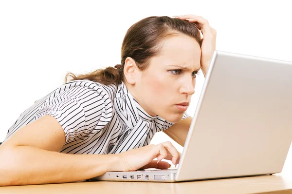 Концентрированная женщина, работающая с ноутбуком — стоковое фото