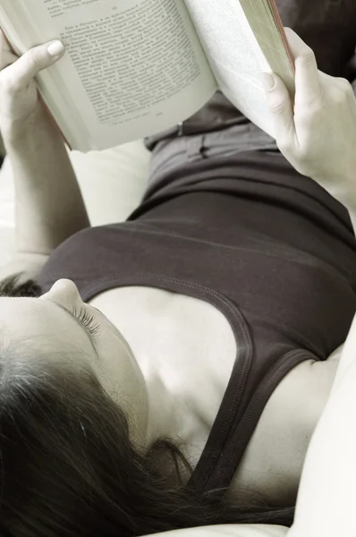 Imagem dessaturada da mulher que ler livro — Fotografia de Stock