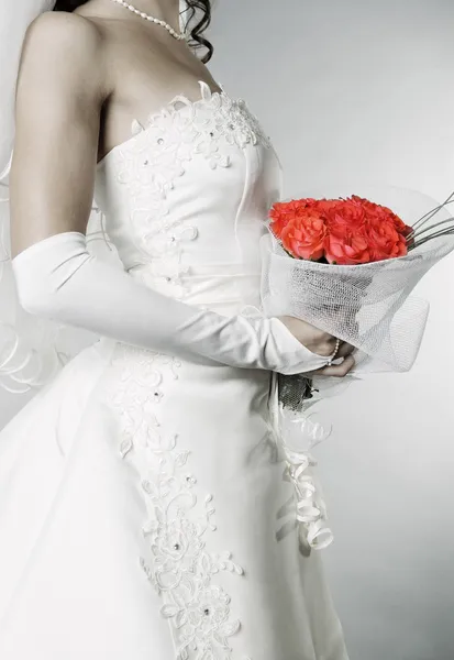 Elegante bruid met bos van rozen — Stockfoto