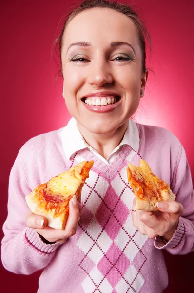 风趣的女孩与两个片断的美味的比萨 — 图库照片