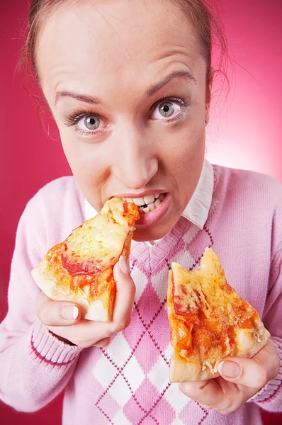 Grappige foto van vrouw eten van pizza — Stockfoto