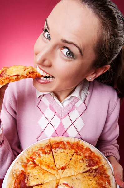 Забавный снимок красивой женщины, поедающей пиццу — стоковое фото