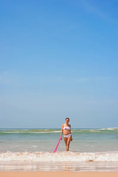 바다에 우아한 여자 — 스톡 사진