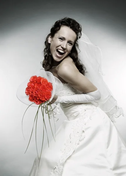 Glückliche Braut mit einem Strauß Rosen — Stockfoto