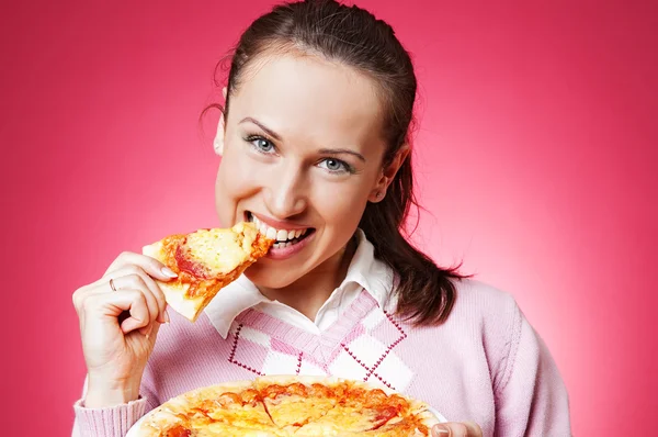 Счастливая девушка ест пиццу — стоковое фото