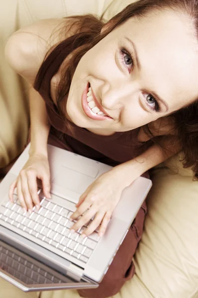 Glückliche Studentin zu Hause mit Laptop — Stockfoto