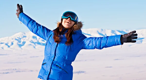 Szczęśliwa kobieta przed snowy gór — Zdjęcie stockowe