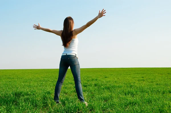 Szczęśliwa kobieta w polu zielonym — Zdjęcie stockowe